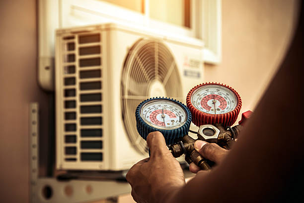 Professional Hvac Installation technician working in Warrensburg, IL